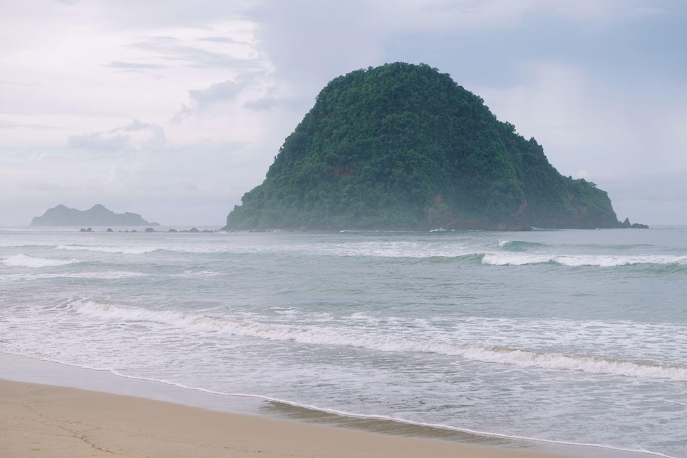 Pantai Pulau Merah dan Jejak Cerita Tsunami-nya