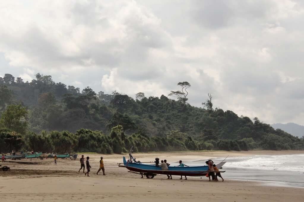 Cerita Lain Dibalik Indahnya Pantai Rajegwesi, Banyuwangi