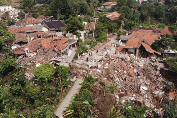 Tanah Bergerak di Sisi Gunung Parang Purwakarta