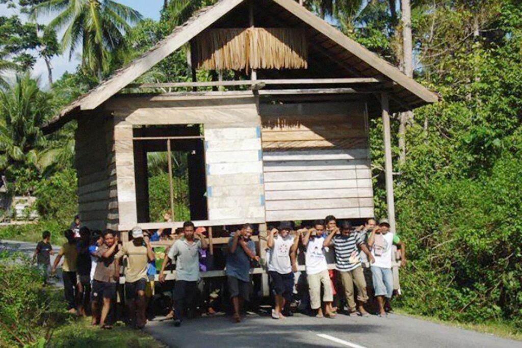 Mappalette Bola, menggotong Rumah Lari dari Bahaya