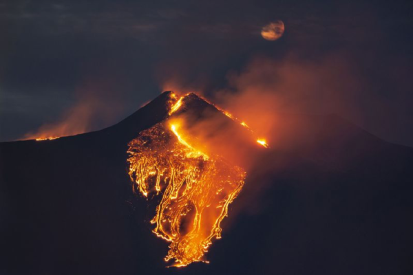 Mengingat Gunung Aktif Tertinggi Di Eropa yang 103 Tahun Lalu Mengalami Erupsi